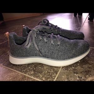 Grey tennis shoes
